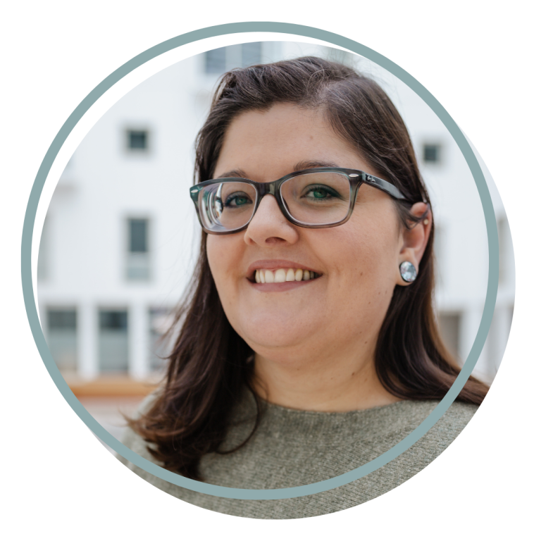 Portrait von Claudia vor einem hellen Hintergrund.